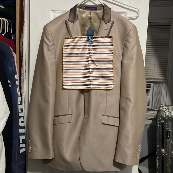 Tuxedo comes with pants and handkerchief - Picture 2 of 10